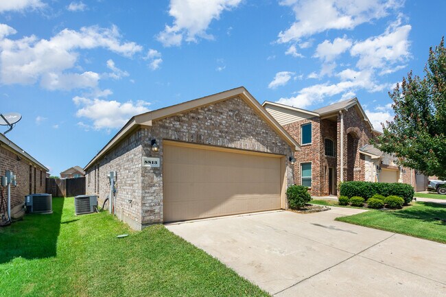 Foto del edificio - 8813 Deadwood Ln
