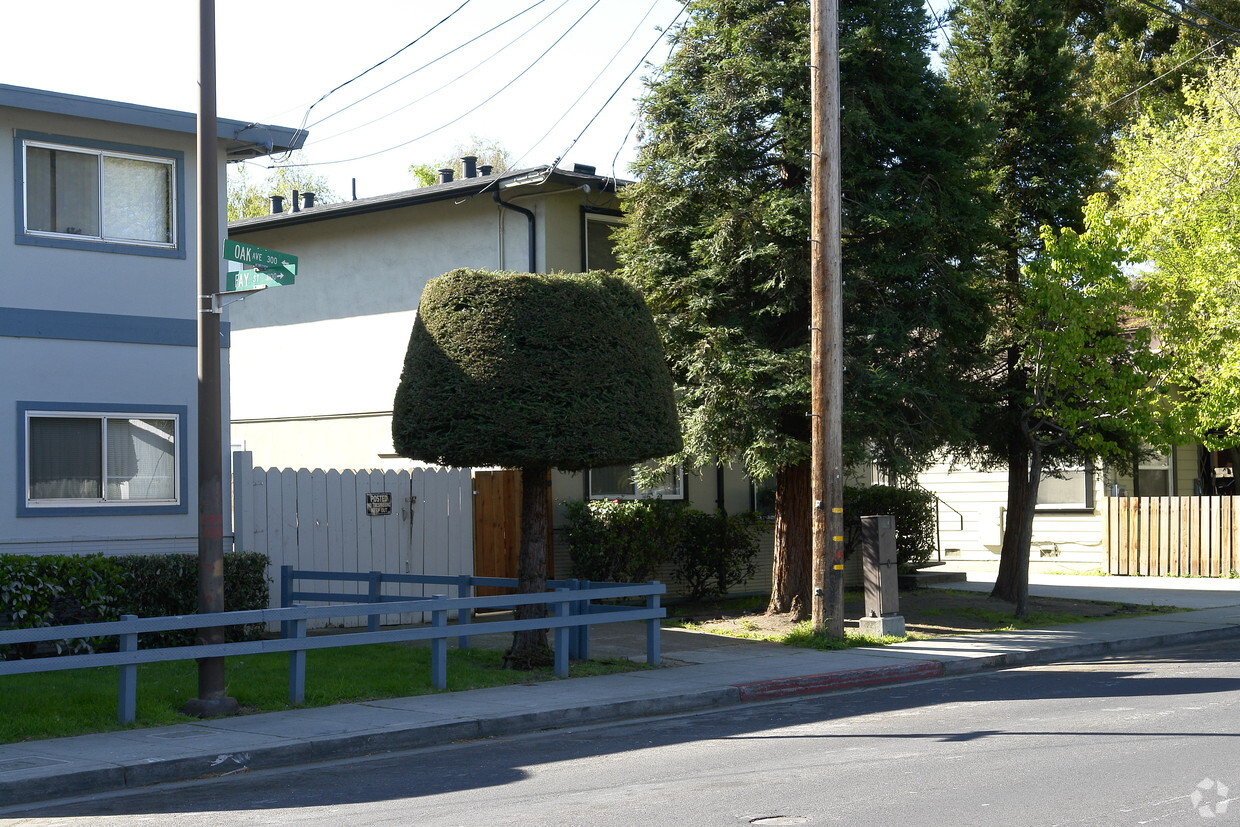 Building Photo - Redwood Oak Apts