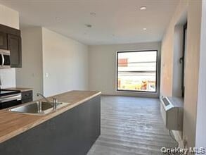 Building Photo - 362 W Merrick Rd