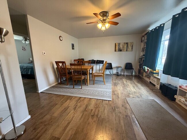 Foto del edificio - Spacious 3-Bedroom Home with Large Backyard