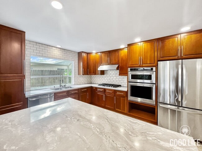 Building Photo - Beautiful 3 Bedroom/ 2 Bathroom Home Locat...