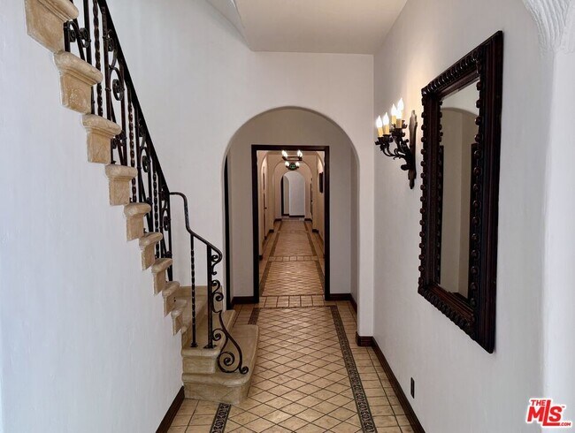 Foto del edificio - 1302 N Sweetzer Ave