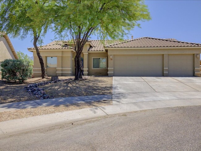Building Photo - 4 Bed/2 Bath w/ 3 Car Garage and Mountain ...