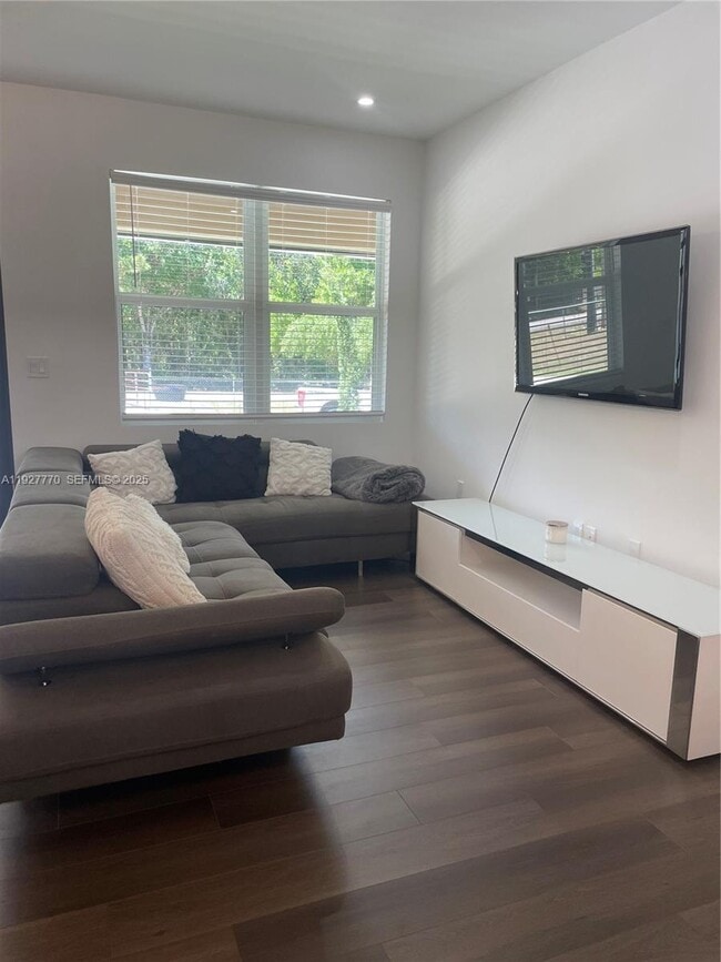 Foto del edificio - 675 N Romero St