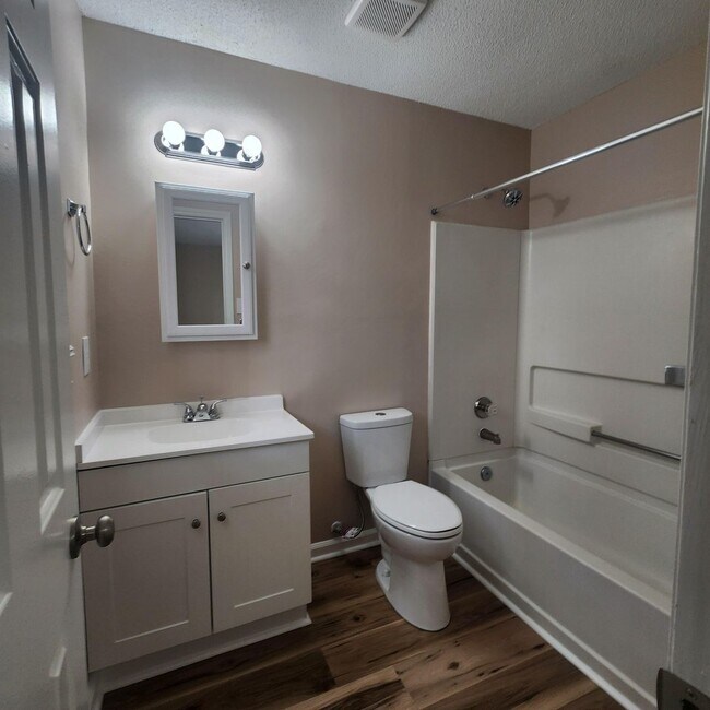 Foto del edificio - Beautifully Updated 2BR Durham Home with Loft & Deck