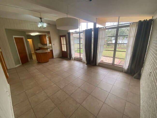 Foto del edificio - 3 Bedroom House in the Garden District