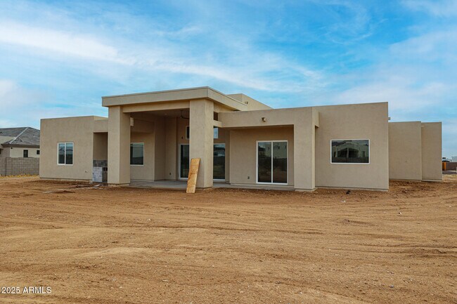 Building Photo - 14930 W El Cortez Pl