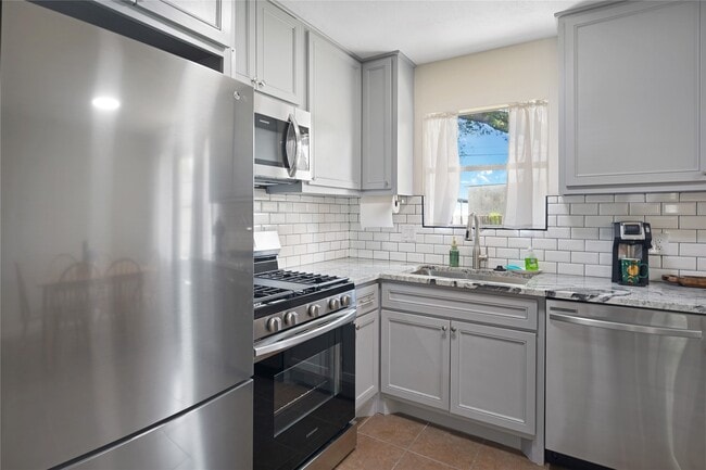 Building Photo - 201 E Oak St