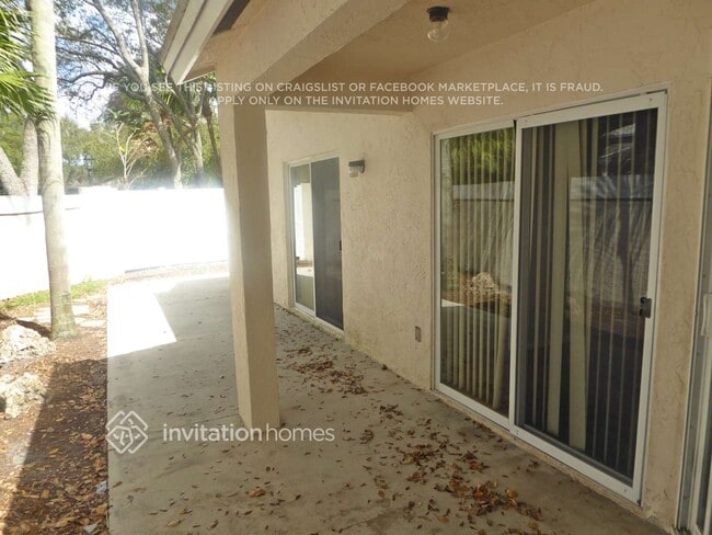 Foto del edificio - 9800 NW 2nd Ct