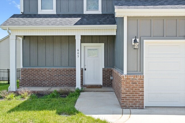 Building Photo - Pet Friendly Three Bedroom!