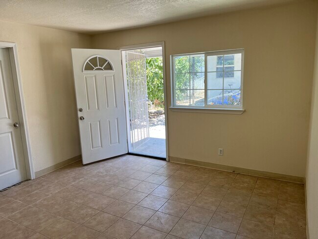 Foto del edificio - 551 McLaughlin Ave