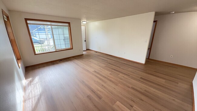 Foto del edificio - 3 Bedroom 1.5 Bath Home Fenced Yard, Shed & Garage