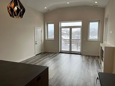 Foto del edificio - 790 E Irving Park Rd