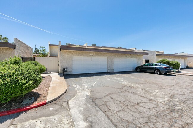 Foto del edificio - 2 Bedroom Townhome with 2 car attached garage in Henderson