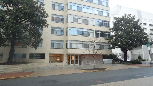 Bon Wit Plaza 2401 H St., NW - 2401 H St NW