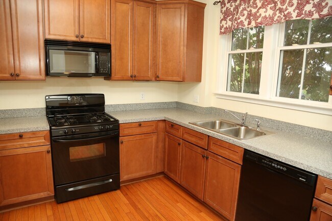 Building Photo - Spacious Townhome Available at Melbourne Park