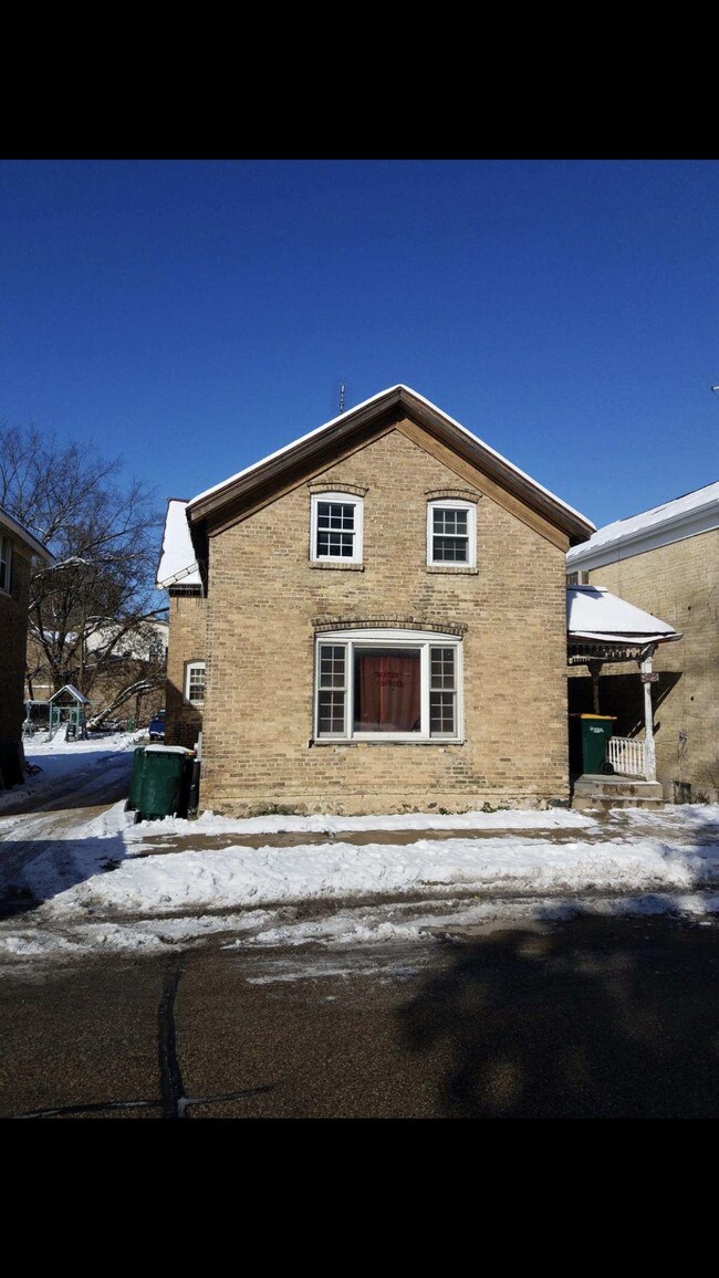 305 Kettle Moraine Dr S, Slinger, WI 53086 Townhome Rentals in