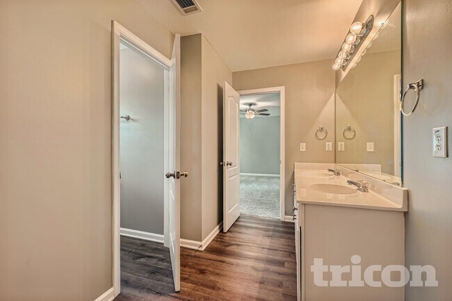 Foto del edificio - 3605 Long Lake Dr