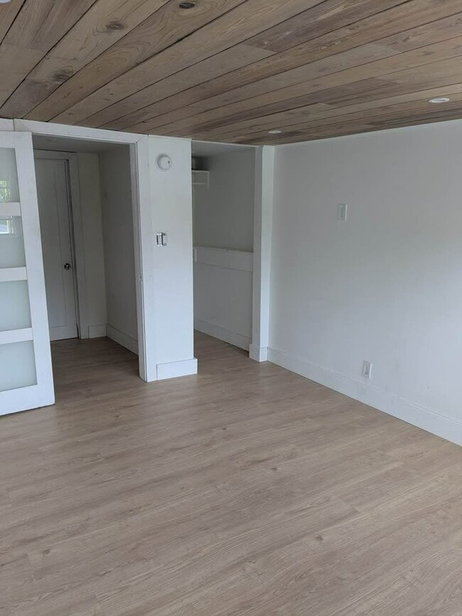 Building Photo - 605 NE 27th St