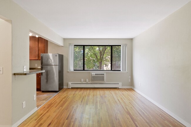 2 hab - Updated Boutique 28 Unit Building on Emerson