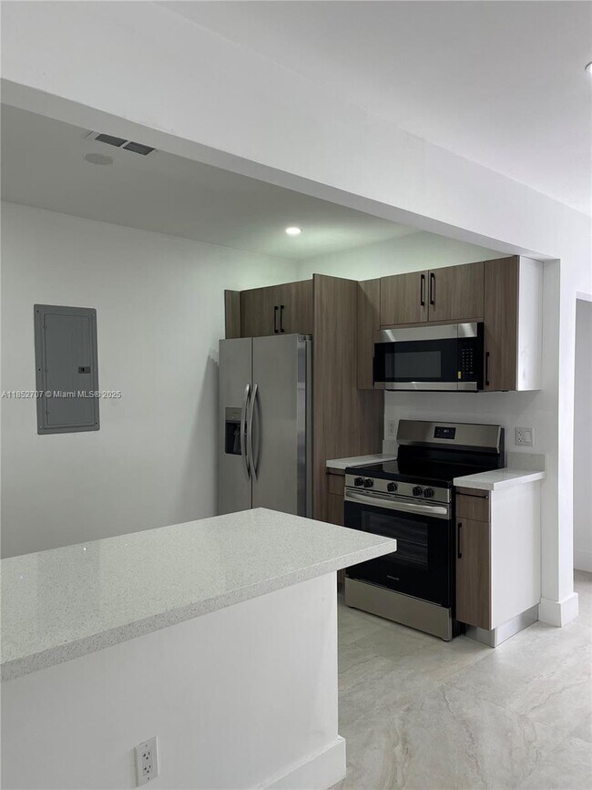 Foto del edificio - 3 bedroom in Opa Locka FL 33054