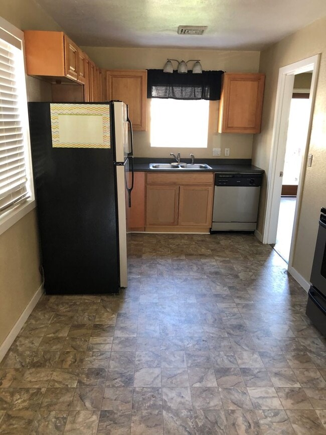 Building Photo - Cute 2 bedroom with garage
