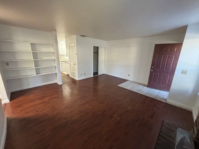 Building Photo - FREE DECEMBER RENT! Rosemont Condo - Spacious & Updated 2-Bed, 1-Bath Condo with In-Unit Laundry!