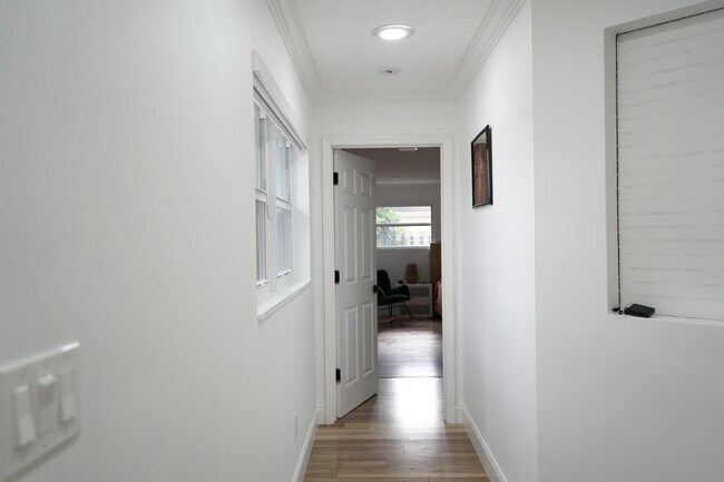 Building Photo - 7131 Oakmont Dr