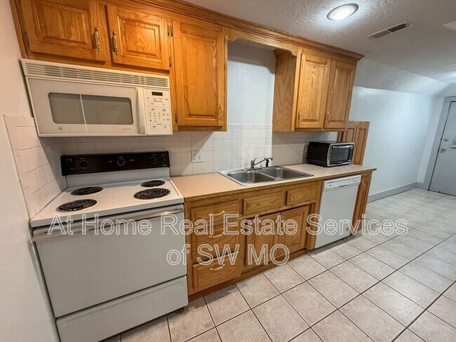 Foto del edificio - 1021 E Walnut St