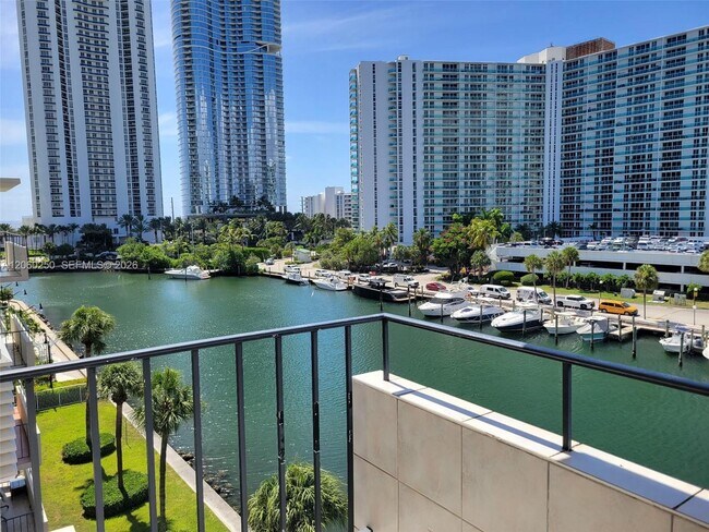 Foto del edificio - 220 Kings Point Dr