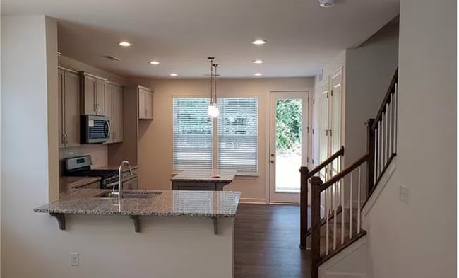 Building Photo - 3209 Shamrock Dr