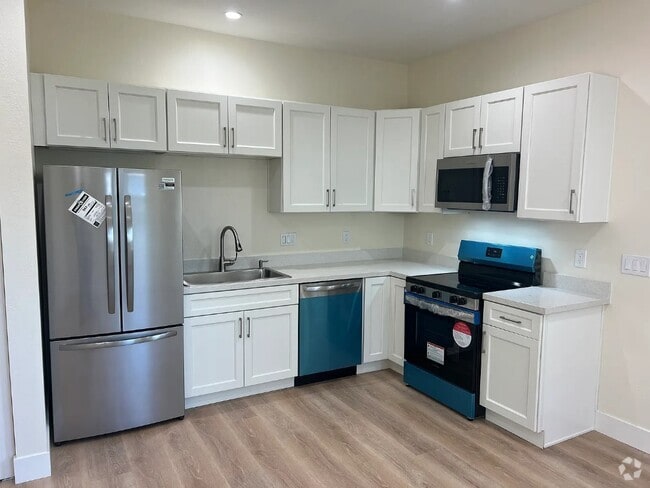 Building Photo - 3068 Redwood Dr