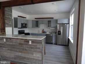 Building Photo - 114 Levering St