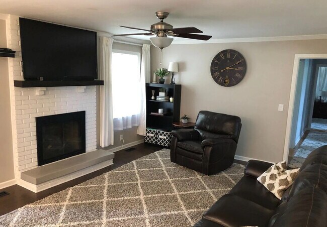 Foto del edificio - 3bed/2bth. Once acre lot w/storage shed an...