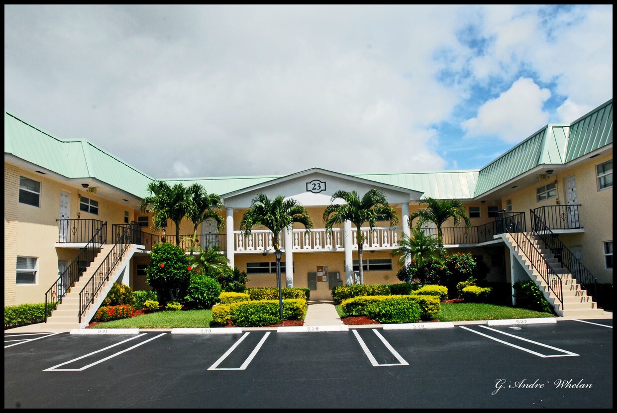 23 Colonial Club Dr, Boynton Beach, FL 33435 Condo for Rent in