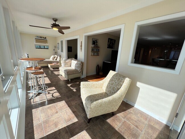 Foto del edificio - 2 Bedroom 2 Bath Furnished Condo in Marine...