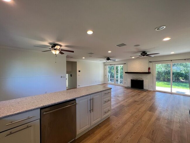 Building Photo - 3 Bed / 2 .5 Bath Home with Private Yard i...