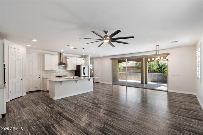 Building Photo - 203 E Roadrunner Dr