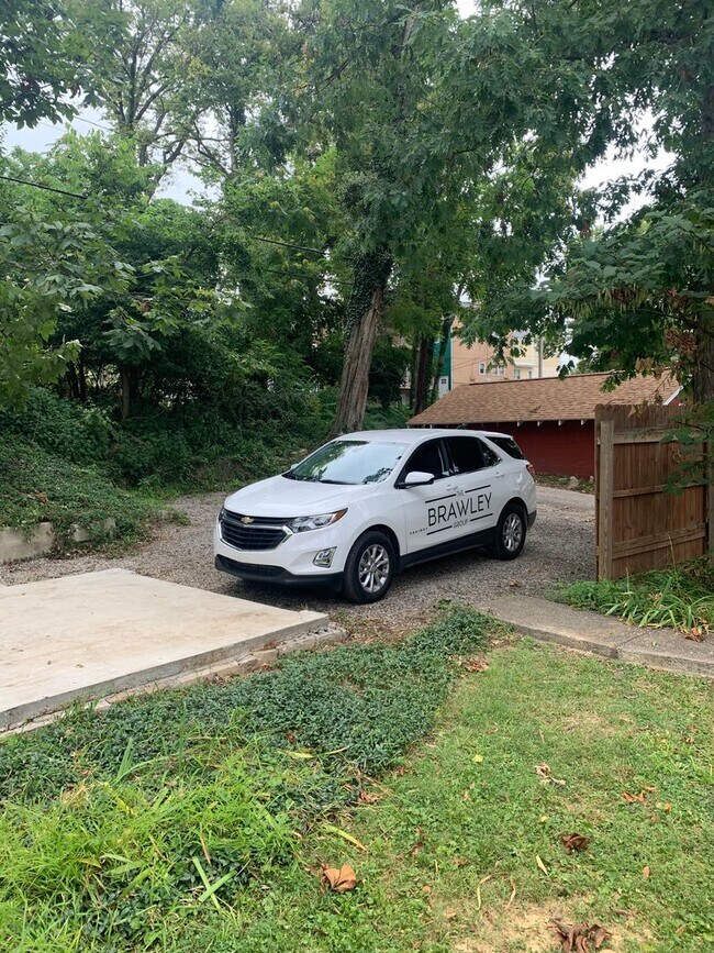 Foto del edificio - 5 Bed 2 Bath House just south of campus **...