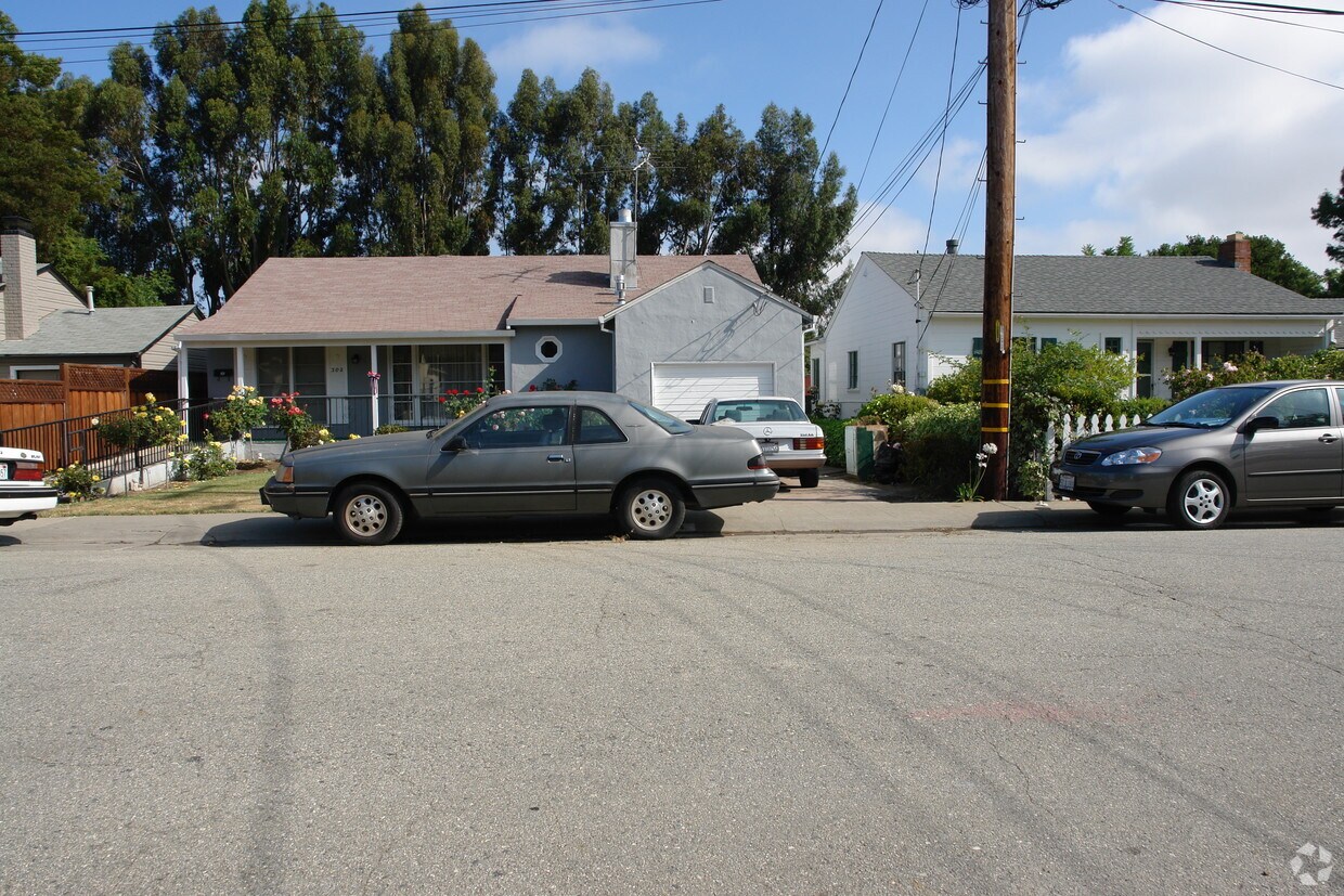 Building Photo - 304 22nd Ave