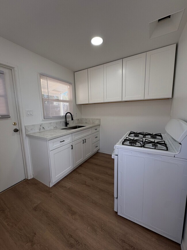 Foto del edificio - 737 W Vernon Dr