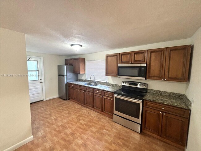 Foto del edificio - 352 E 17th St