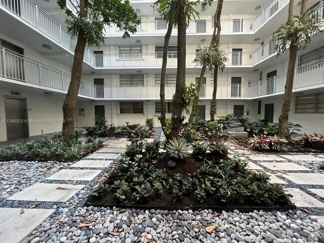 Foto del edificio - 750 NE 64th St