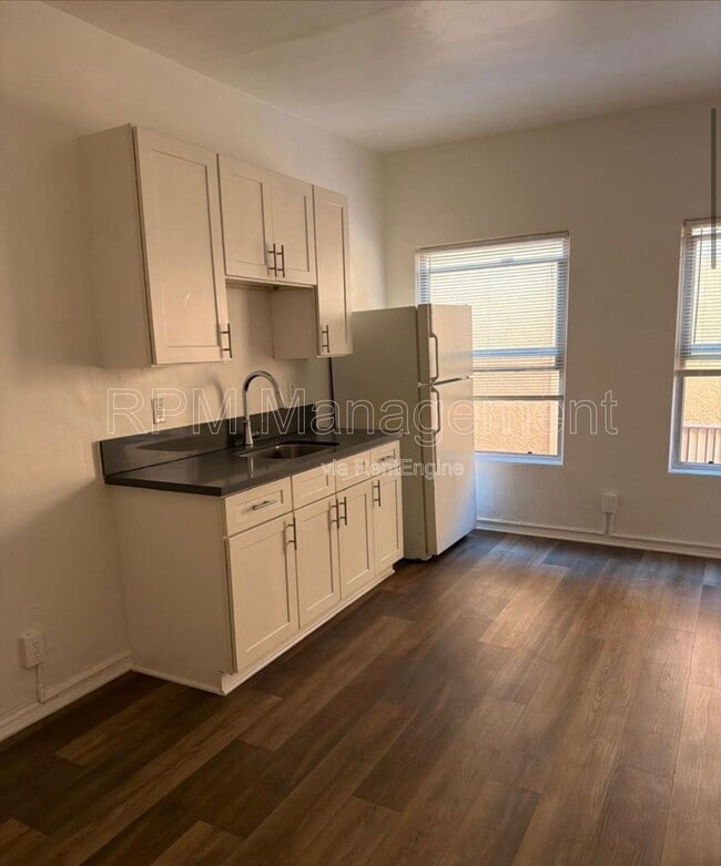 Building Photo - 111 S Manhattan Pl