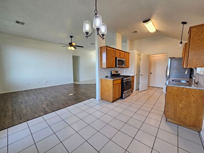 Foto del edificio - (3) Bed/(2) Bath East Norman Avail NOW!