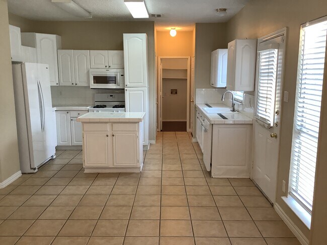 Building Photo - 1213 Calvert Dr