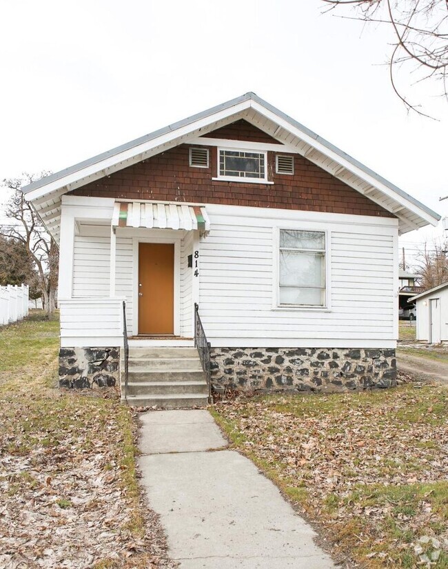 Building Photo - 814 1st St