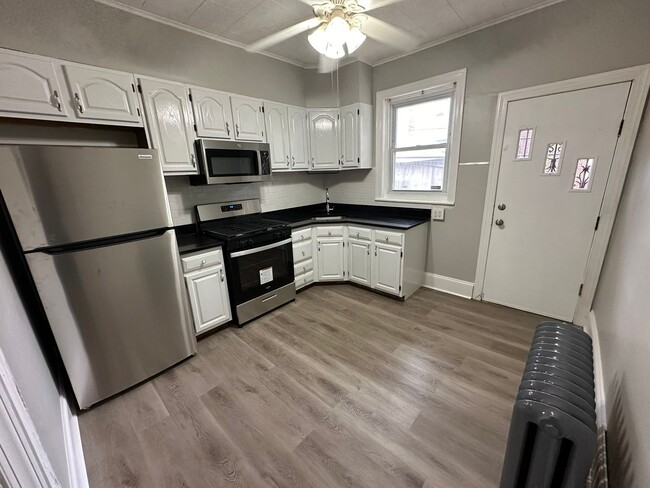 Building Photo - Charming updated 3 bed 1 bath in amazing l...