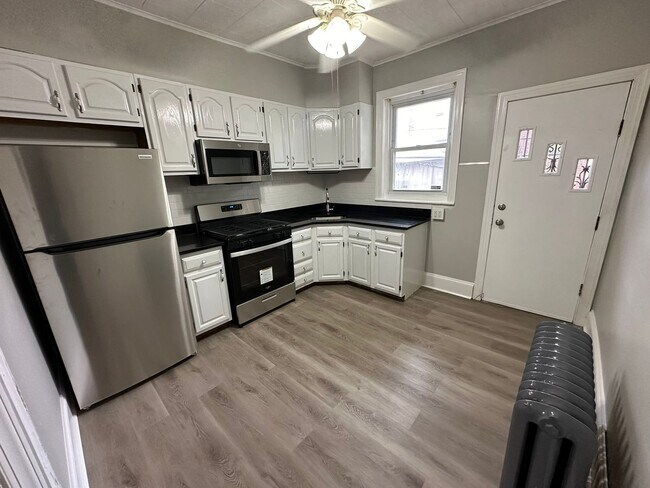 Foto del edificio - Charming updated 3 bed 1 bath in amazing location