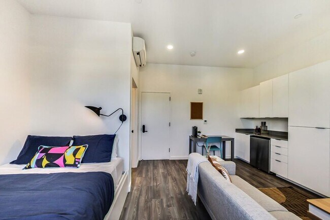 Building Photo - New Luxury Apartment at Artthaus Six. 3 mo...